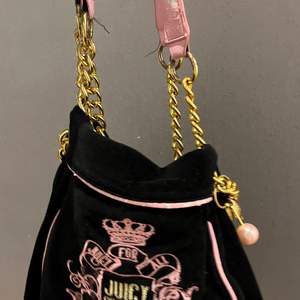 Jag säljer denna jätte fina juicy couture väskan för att den inte kommer till användning .skriv om ni vill ha fler bilder på den .den är lite repig eller vad man ska säga däruppe däravpriset!💕vill även påpeka att jag lägger upp denna på detta kontot för jag loggades ut från det andra💗