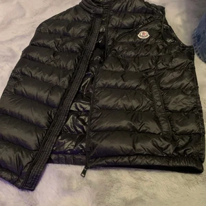 Moncler Väst strl. 2 - Säljer en moncler arv väst (ÄKTA) i storlek 2 då den inte satt som jag tänkte mig. Skick 9/10, mycket bra helhetsintryck! Kvitto finns, köpt på kaspersheat. Billigare vid snabb affär. Skickas spårbart med postnord eller möts upp!
