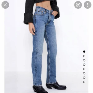 Zara mid risted jeans i st 32 - Säljer mina fina zara mid risted jeans pga att dem inte har kommit till användning. Dem är i st 32 och jag är 169 och dem passar perfekt i längden. Jag köpte dem nyligen för 359kr och säljer nu för 265kr. Frakten är 66kr och köparen står för den. Det är bara att medelande om frågor eller fler bilder💗