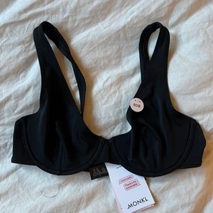 Svart bikiniöverdel  - Väldigt fin simpel bikiniöverdel, men aldrig använd, lappar finns kvar.👙 Storlek 80C  Frakt tillkommer✨