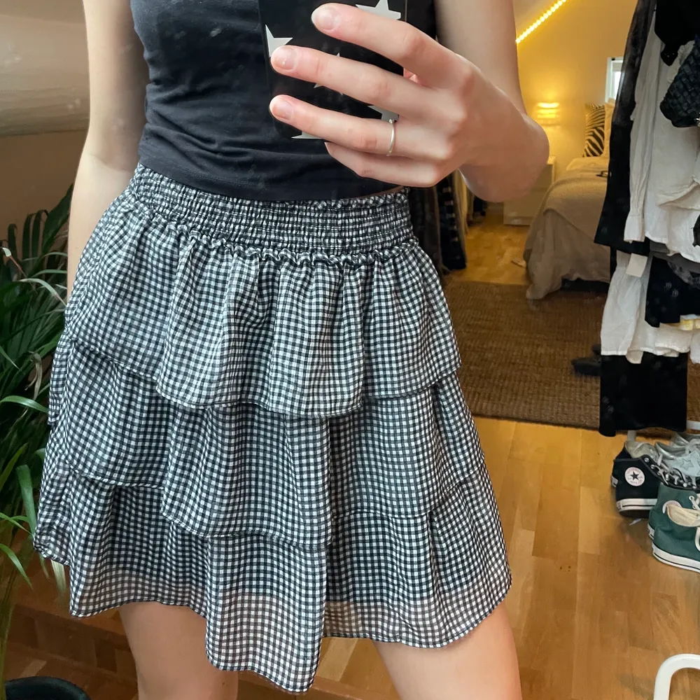 Fin volang kjol från H&M. Aldrig använd! 💗. Kjolar.