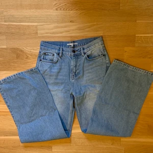 JEANS - Jeans från Junkyard! Jeansen är i ett bra skick. Jättefin färg men tyvärr för små för mig