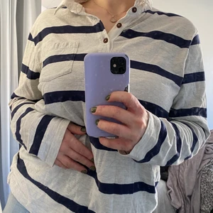 Tröja  - Skön randig tröja som passar till de mesta! köparen står för frakt, pris kan diskuteras 💜🛵 FAIRTRADE MÄRKT