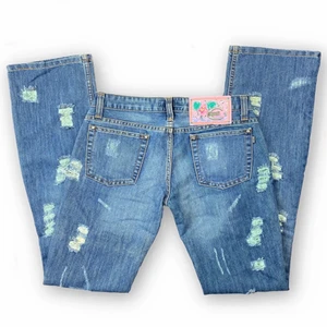 JustCavalli Jeans  - Supercoola och unika jeans från Just Cavalli, osäker på äktheten. Supercoola detaljer och alla hål har ljusgröna trådar. 100% bomull. Jag skickar gärna mer bilder! Står storlek 29 men kolla gärna mått längre ner. Lågmidjade! 