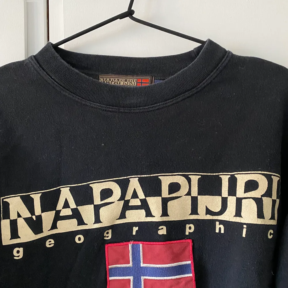 Napapirji sweatshirt köpt på humana 👾 står storlek L men skulle nog säga M stämmer bättre . Hoodies.