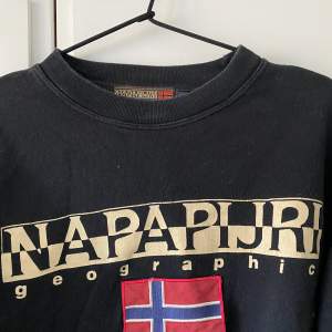 Napapirji sweatshirt köpt på humana 👾 står storlek L men skulle nog säga M stämmer bättre 