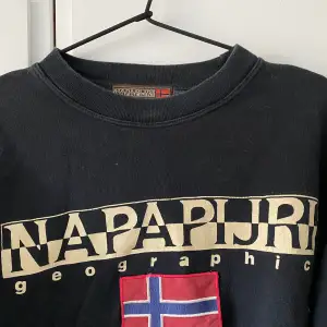 Napapirji sweatshirt köpt på humana 👾 står storlek L men skulle nog säga M stämmer bättre 