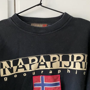 Napapijri sweatshirt - Napapirji sweatshirt köpt på humana 👾 står storlek L men skulle nog säga M stämmer bättre 