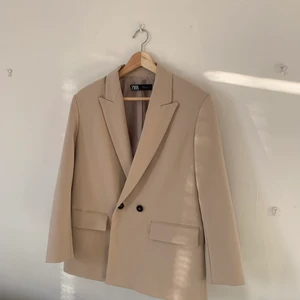 Beige oversized kavaj från Zara strl S - Snygg, beige oversized kavaj från Zara storlek S. Använd 2 gånger och är i väldigt bra skick!