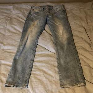 Ett par fina Levis jeans i modell 501. Dom har används ens del men skicket är mycket bra. Storleken är W29 L32 i man. Frakt ingår ej