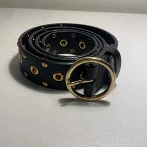 Skärp/ bälte  - Svart skärp med guld detaljer från Gina Tricot tror inte det finns att köpa längre. Och man kan göra det så smalt/ litte som man vill. 