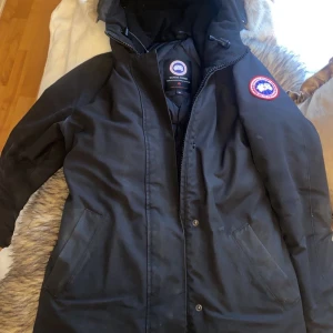 Canada goose st S - Modell Victoria parka. Säljer denna på grund av att den har blivit för liten för mig. Det är lite slitningar på muddarna men annars i bra skick.