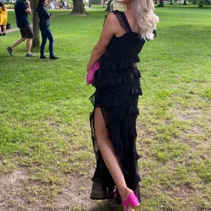 Balklänning - Säljer min älskade balklänning! Storlek 34/36, har gjort egen slits på den och även sytt upp banden lite. Använd 1 gång utan några defekter, köpt för 800 runt där säljer för 500 plus frakt! Jag är 168cm har 34 på vissa kläder men även 36 ibland 