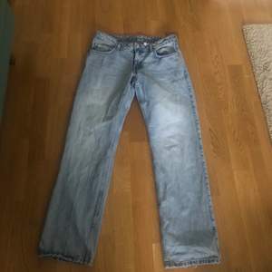 Säljer mina fina lågmidjade jeans från Weekday (Arrow low straight jeans)💍😍 ursprungspris 500 kr.