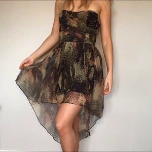 Strapless klänning S/38 - Märke: Bershka Färg: mörkgrön/svart/orange/camouflage Storlek: S/38 Modell: dam/kvinna/womens Skick: mycket bra Mitt pris: 75 kr  Kolla in mina andra annonser, säljer bl.a Levis, Champion, Victorias Secret, Tommy Hilfiger, Calvin Klein, Adidas, Nike, Puma, Aimn, Gymshark, Brandy Melville, Zara, Hollister, NAKD, Topshop, Fjällräven, Weekday, Monki, Triangl.