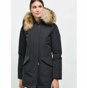 Woolrich jacka dam xs svart - Lånad bild.         svart woolrich jacka dam i stl xs. Köpt förra vintern men har knappt använt den pga att jag har en annan vinter jacka också säljer för 2500
