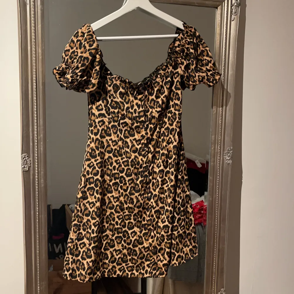 Använd 1 gång. Går att ha både på axlarna och ha den off shoulder. . Mekot.