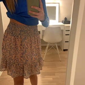 Kjol - Säljer min fina & slutsålda kjol ifrån Bikbok. Den är i storlek 34, men midjan är väldigt stretchig. Nypris 350kr💕