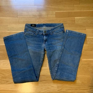 LEE JEANS - Säljer mina lågmidjade Lee jeans, tyvärr för små för mig. Men sitter jättefint på! 