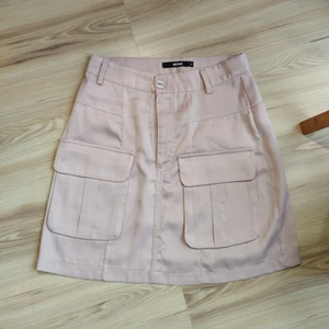 Rosa kjol - Fin kjol med cargo-fickor i tunt icke-see through material. Lite sliten men väldigt fint skick fortfarande! Sorry att andra och sista bilden är uppochner 🙂