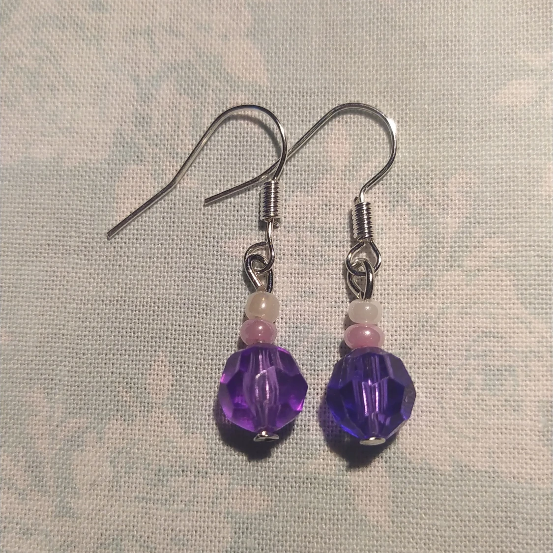 Örhängen med lila pärlor