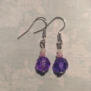 Örhängen med lila pärlor - Ett par hemmagjorda örhängen med lila pärlor. Krokarna är nickelfria, oanvända. 