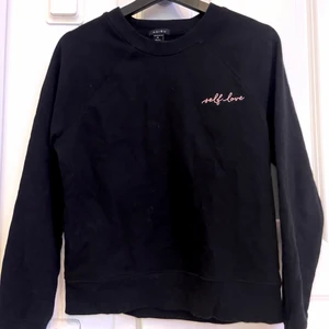 Svart tjocktröja från H&M - 119 inkl frakt❤️ Svart tjocktröja från H&M med lite tryck vid bröstet där det står ”self love”. Den är i storlek XS och sitter jättefint❤️ Skriv för fler bilder! Nypris cirka 249❤️