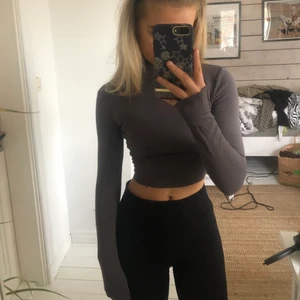 Topp med öppen rygg - Fin mörkgrå tröja från bikbok i strl s, använd 1 gång