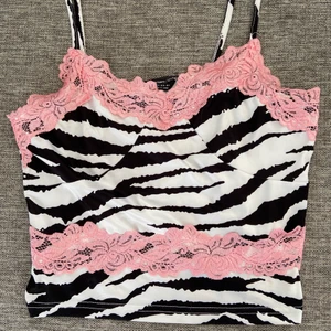 zebra topp - bekväm zebra topp med rosa spets💕 skriv för fler bilder eller frågor 