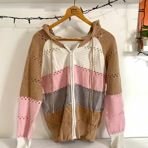 Randig tröja - så fin randig luvtröja med dragkedja, over-sized passform för mig som vanligtvis har XS. Skriv privat eller buda i kommentarerna<3