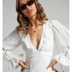 Superfin, vit studentklänning/klänning!! - Nyligen köpt klänning inför studenten och enbart använd då jag provade den. Köpt för 800kr och jag säljer den för 500kr. Så fin rygg och skärning. Kritvit. Tunt, genomskinligt tyg på armarna. Storlek 34 men enkel att justera med snörningen i bak! Jag är 171cm och bär oftast 36/S, men denna satt bra och var inte för kort. 