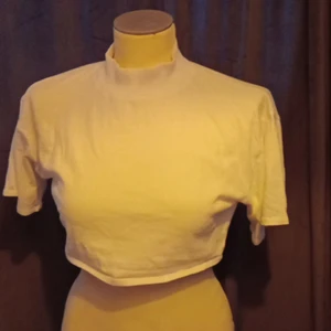 Asos polo topp - En polo topp från Asos använd cirka 3 gånger inga skador inga fläckar. Passar på både XSS-XS. Original pris 159 och säljer den för 60kr kommer såklart tvätta innan