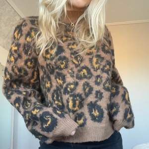 En mysig tröja från Vila med leopard mönster och lite puffiga ärmar🐆 Storlek M men skulle säga att den passar XS-M🤎 Endast använd ett fåtal gånger så den är i bra skick! Säljer då den inte kommer till användning längre🤎🤎 Köpare står för frakt! Skriv vid mer frågor🤎