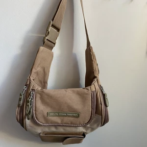 Helix väska - Helix väska i bra skick. Själv köpt den på second hand men knappt använd själv😁 Många småfack och går att välja och ändra hur långt man vill bandet ska vara. Köparen står för frakt📦🚚