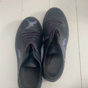 Axel Arigato sneakers  - Svinsnygga sneakers i 100% läder från coola Axel Arigato! Väl använda men hela! Berömmer att de med putsning kan se ut så gott som nya. Kan mötas upp i centrala Stockholm dagtid gör överlämning eller skicka 