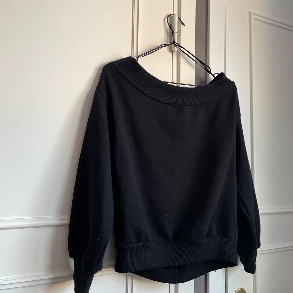 Svart off-shoulder topp från H&M i bra skick. Använd ett fåtal gånger och säljer för att den aldrig kommer till användning längre. Str S, men passar även M. . Tröjor & Koftor.