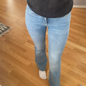Jeans  - Jättefina jeans från zara köpta här på Plick för ett litet tag sen, säljer då dem är lite för trånga i midjan 