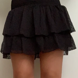 Svart Kjol - Så snygg svart kjol köpt från Gina Tricot för 299kr i höstas. Säljer för den inte kommer till användning! Passar alla storlekar då den är stretchig. 