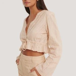Beige blus - Säljer denna beiga blus från NA-KD i strl 34. Den är knappt använd. Nypris 379kr. Har egna bilder om det önskas