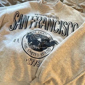 Sweatshirt ifrån Chiquelle  - Säljer denna då den aldrig används! Storlek xs men oversized, nästan aldrig använd, 150kr