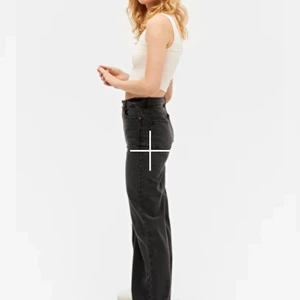 Svarta vida jeans  - Svarta vida jeans ifrån monki, (första bilden är lånad) dem finns inte kvar på hemsidan❤️ storlek 23 men passar större! Andra bilden är min fast dock var dom nya då