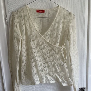 Stickad vit tröja - Stickad vit tröja med små hål. Barnstorlek men jag som är storlek s har själv använt plagget, då är den aningen liten i armarna. Otroligt fin med ett par jeans.