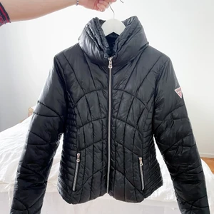 Guess jacka - Säljer supersnygg jacka från Guess som tyvärr inte kommit till användning senaste tiden. Inköpt i USA förra året, mycket bra skick.