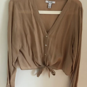 Skjorta från nakd - Beige skjorta med knyt❤️