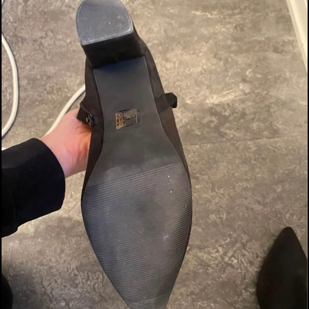 Höst/vinter klackar i mocka material och skinn på insidan. Använt fåtal gånger inomhus på en inspelning. I väldigt bra skick. . Kengät.
