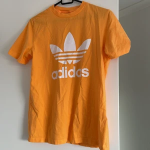 Adidas t-shirt - Orange adidas t-shirt som inte kommer till användning🥰