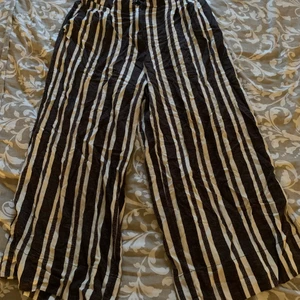 H&M  - Väldigt fin att ha på sig på sommaren. Man blir inte svettig av detta utav att gå ut med den på sommaren jätte fin och helt underbar. OBS står inte för frakt 