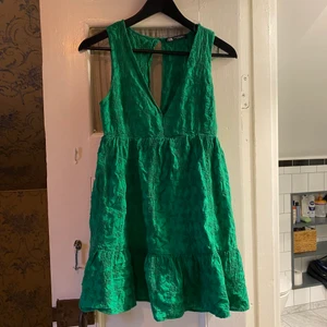 Grön klänning från Zara - En jätte söt klänning/byxdress från zara. Säljer pga att den inte passar. Strl s. Köparen står för frakten!(66kr)
