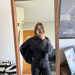 Croppad stickad tröja - Mörkblå (inte svart!) croppad stickad tröja med vida ärmar från Monki. Sparsamt använd och i mycket bra skick. Bomull och elastan. Storlek S men passar större och mindre skulle jag säga! 💙136 kr inkl spårbar frakt