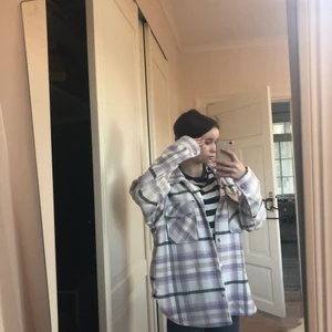 Vår jacka - Säljer denna fina vår jacka pga för stor för mig i storlek s men är säker på att den passar m ifrån Lindex köparen står för frakt ny pris 499kr💕